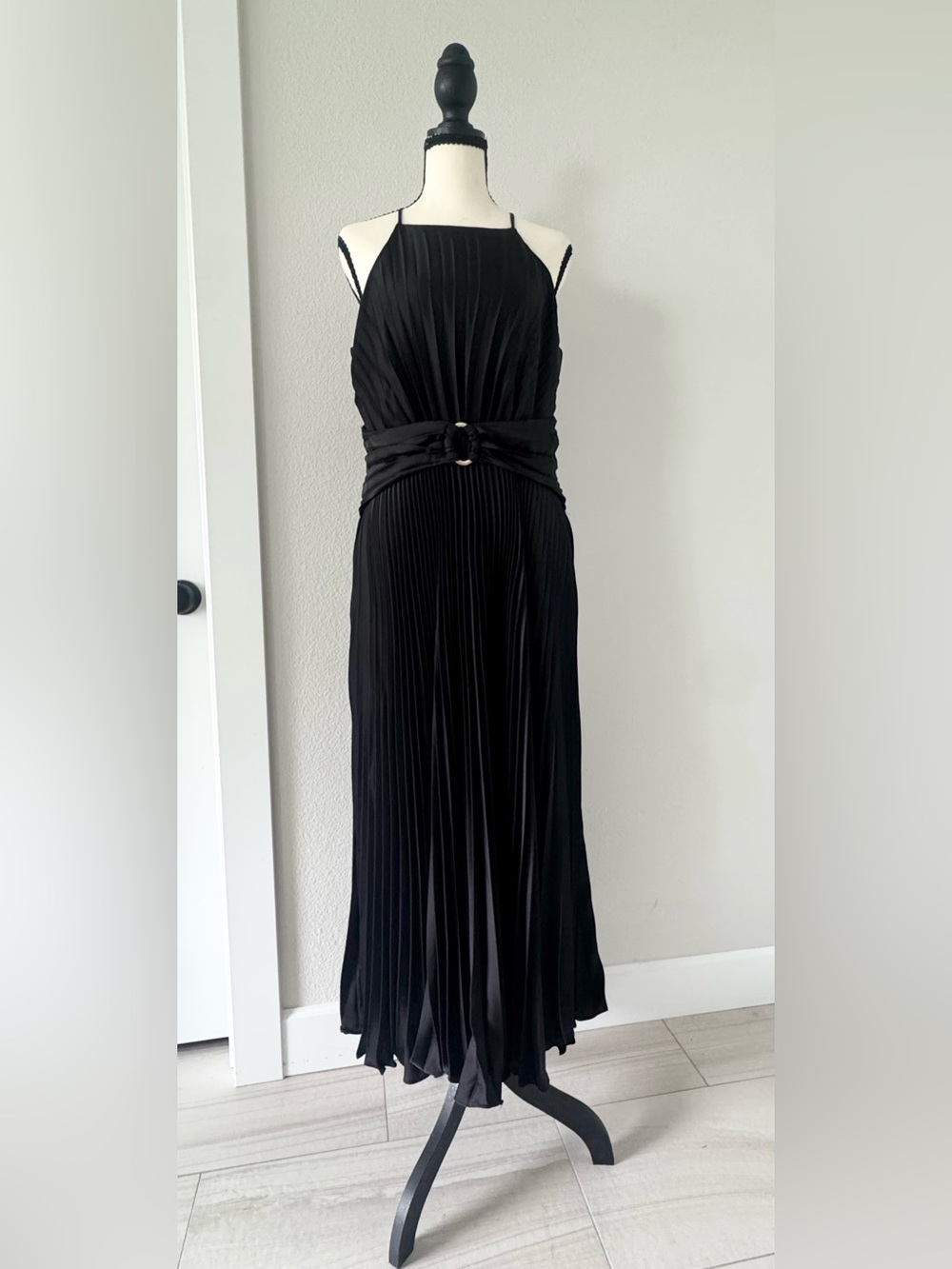 Stunning Taylor Black Pleated Halter Maxi Dress Ring Waist Size 12 Quiet Luxury